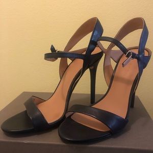 4.5" heel.Navy.
Open toe.
Adjustable ankle strap.